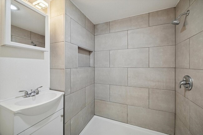 Building Photo - 711 E 32nd St