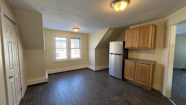 Building Photo - 3 Bed, 1 Bath, plus TWO Bonus Rooms in Rochester!