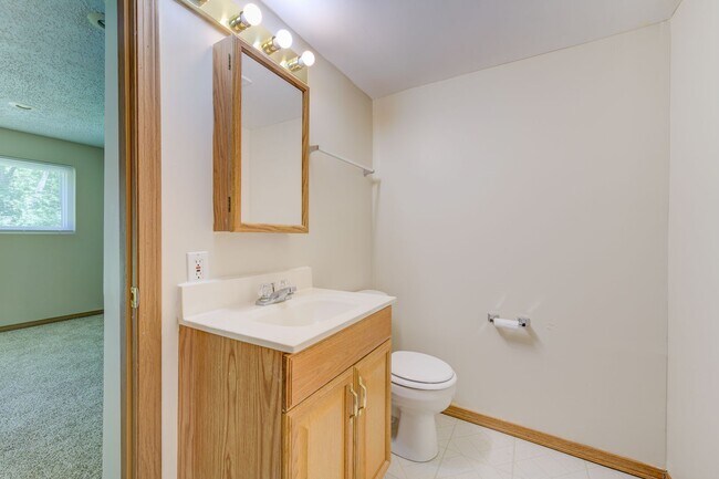 Building Photo - 650 Top Notch Ln