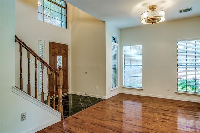 Building Photo - 824 Woodlake Dr