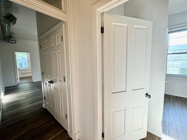 Building Photo - 4 bed/2 full bath Rental on Warner - Mins ...