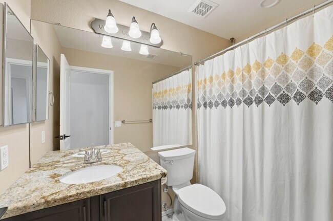 Building Photo - Modern & Spacious 3 Bed 2 Bath Home in Nor...
