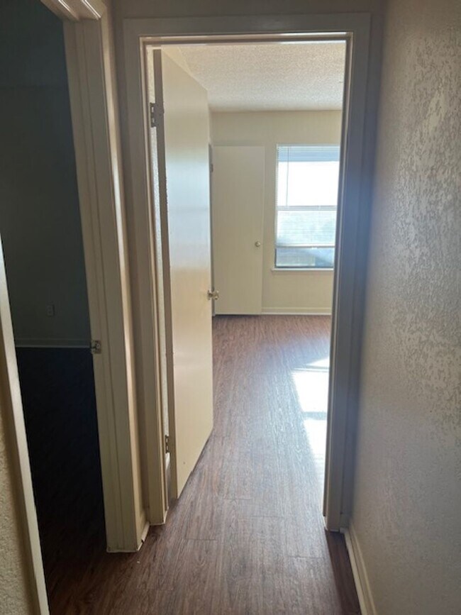 Building Photo - 1006