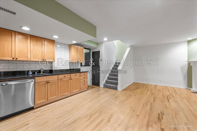 Building Photo - 832 W Barry Ave