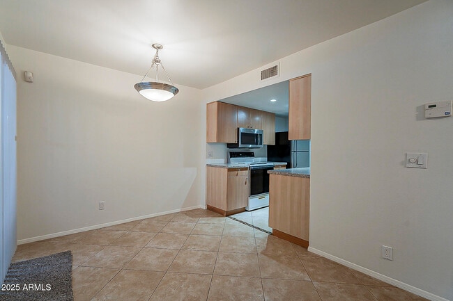 Building Photo - 1023 N 84th Pl