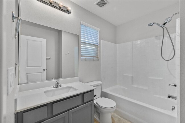 Building Photo - 3 Bedroom Home with Gorgeous Kitchen.