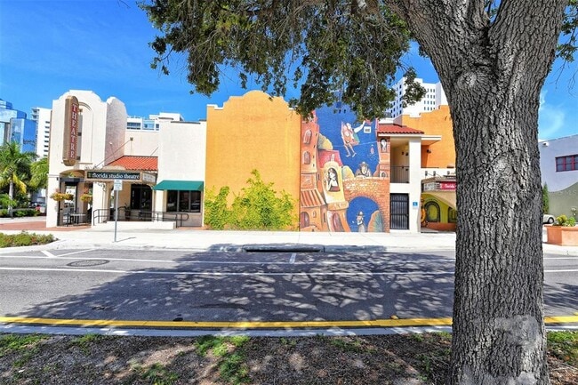 Building Photo - 1127 S Osprey Ave
