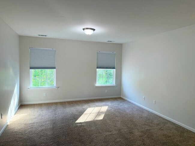 Building Photo - Spacious 5-bedroom, 3-bath home featuring two additional flex rooms!