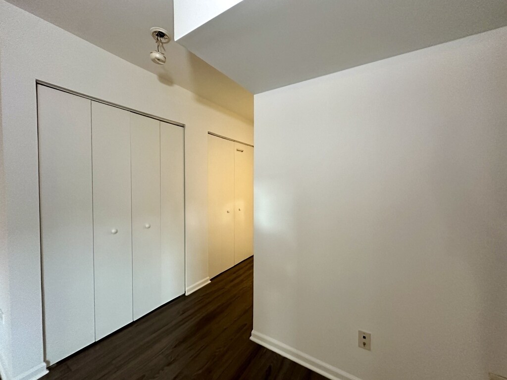 Building Photo - 925 W Carmen Ave