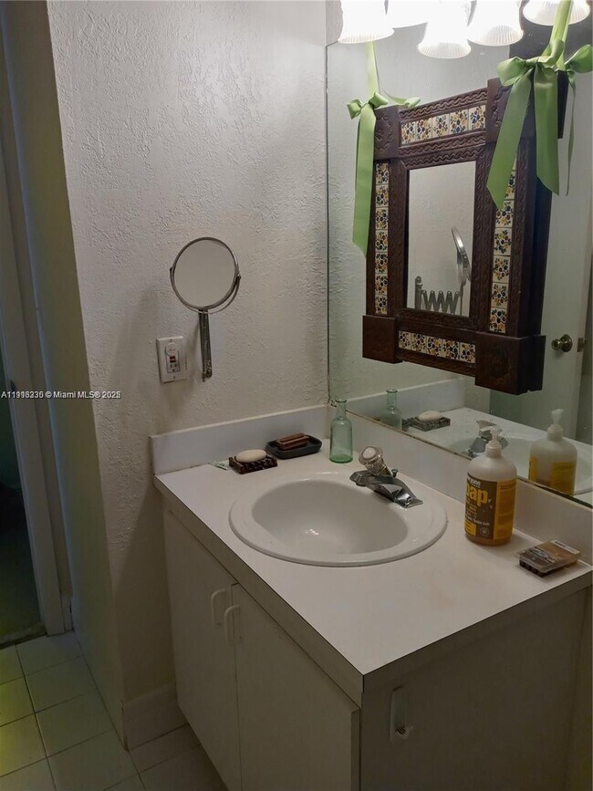 Building Photo - 9350 Fontainebleau Blvd