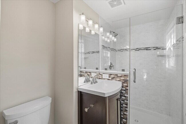 Building Photo - Available Now – Renovated 5BR / 3BA Home in Quiet Sterling Cul-de-Sac