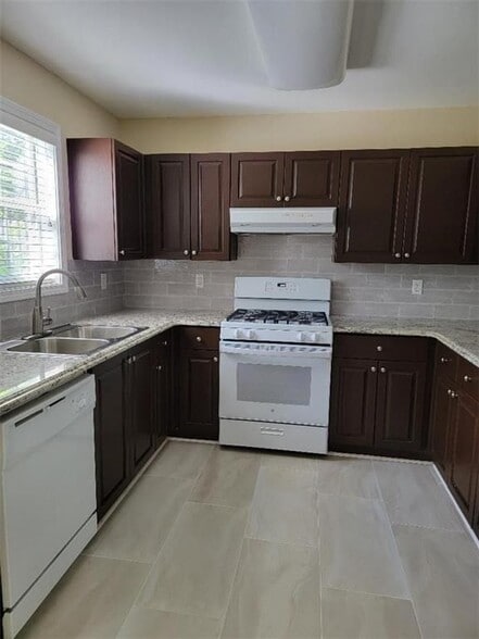 Building Photo - 2199 Mainsail Dr NE