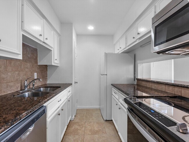 Building Photo - 6402 Del Monte Dr