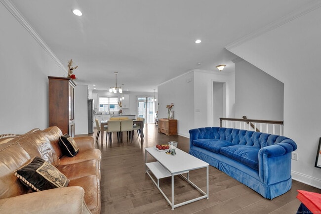Building Photo - 8 Brentwood Cir