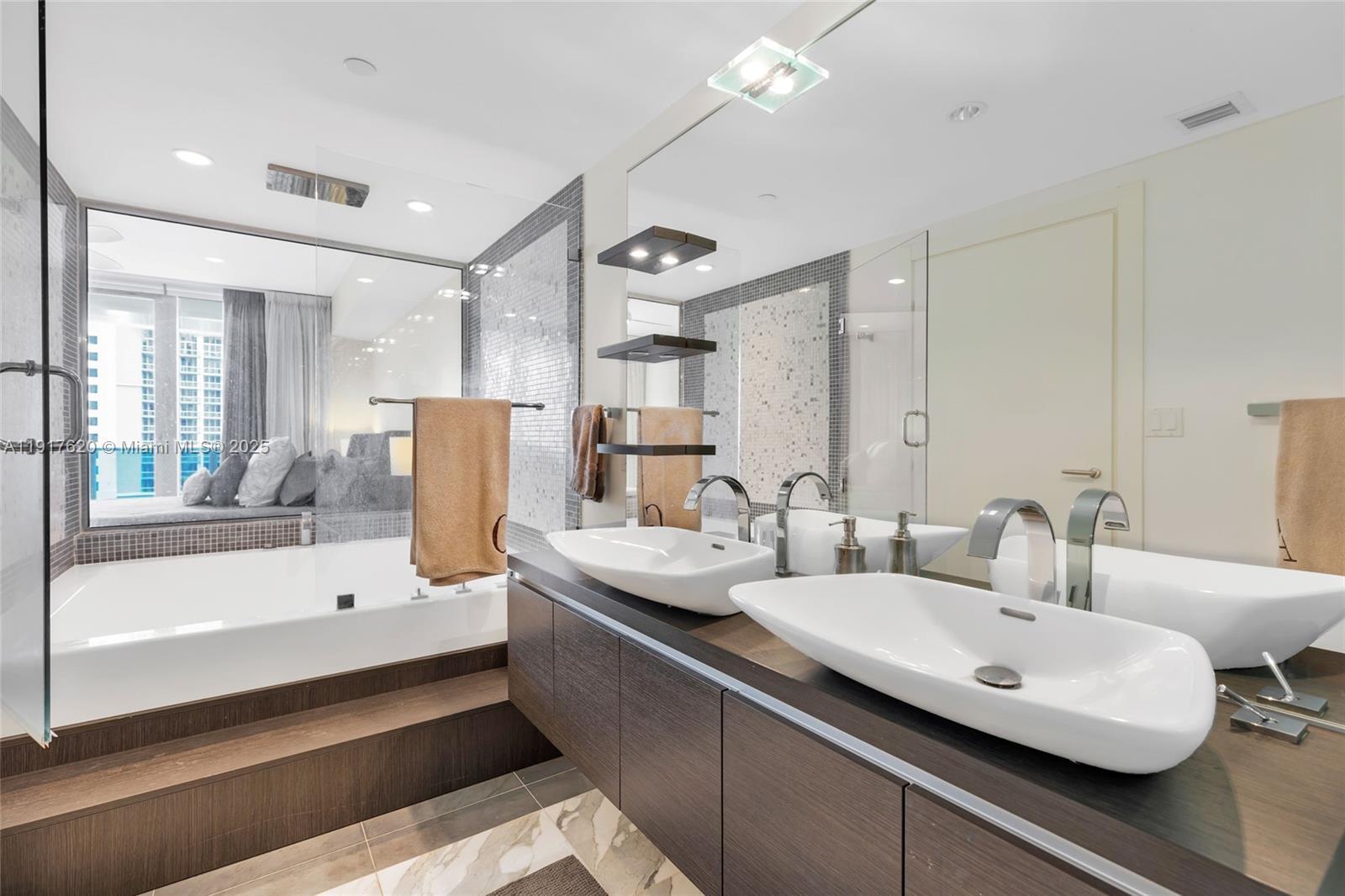 Building Photo - 200 Biscayne Boulevard Way