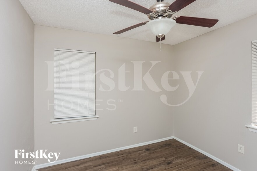 Building Photo - 604 Stonewall Dr