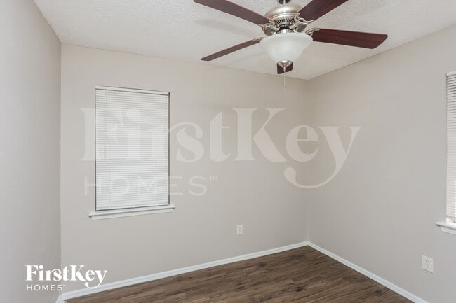 Building Photo - 604 Stonewall Dr