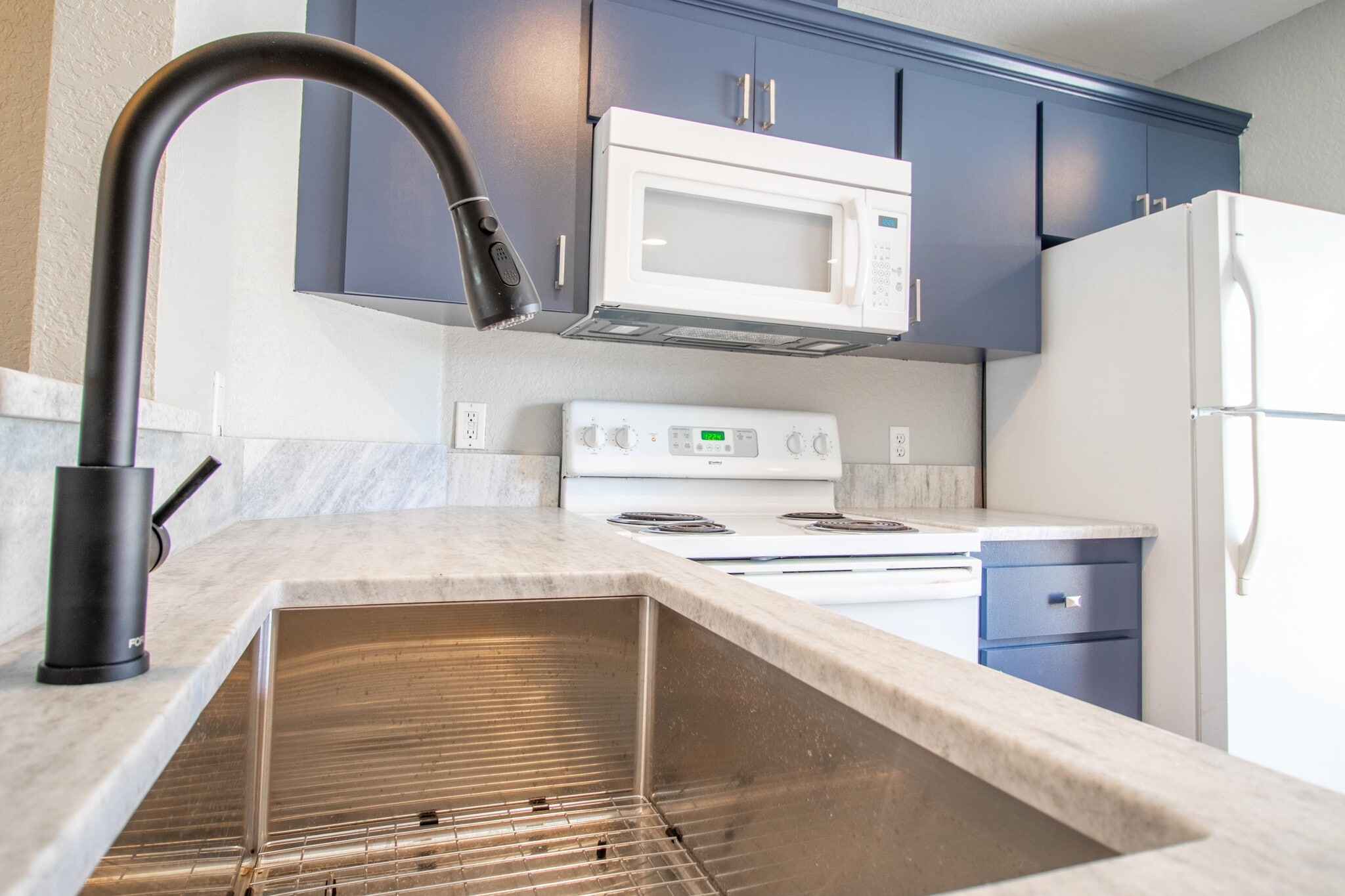 Building Photo - 405 S Lake Ave