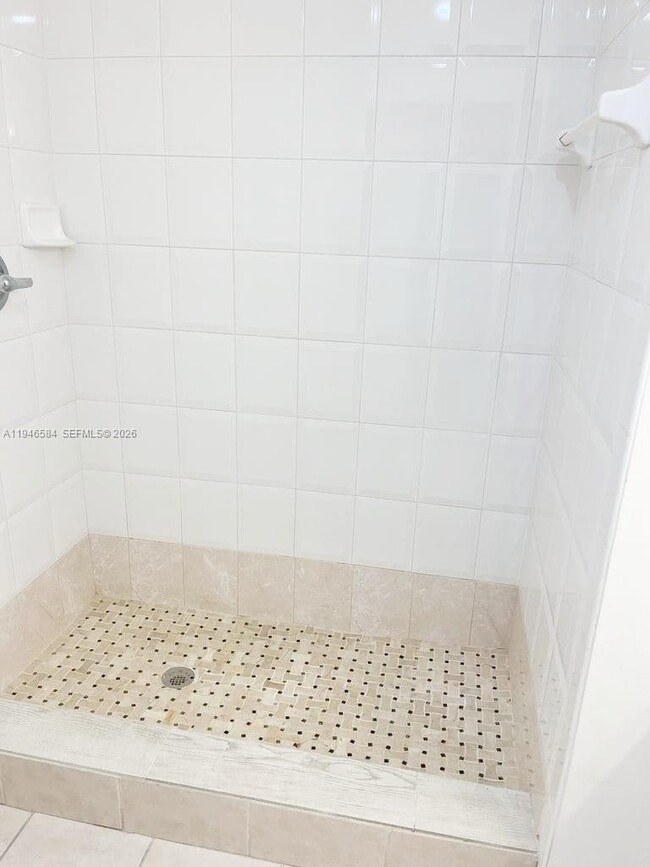 Building Photo - 7930 N Nob Hill Rd