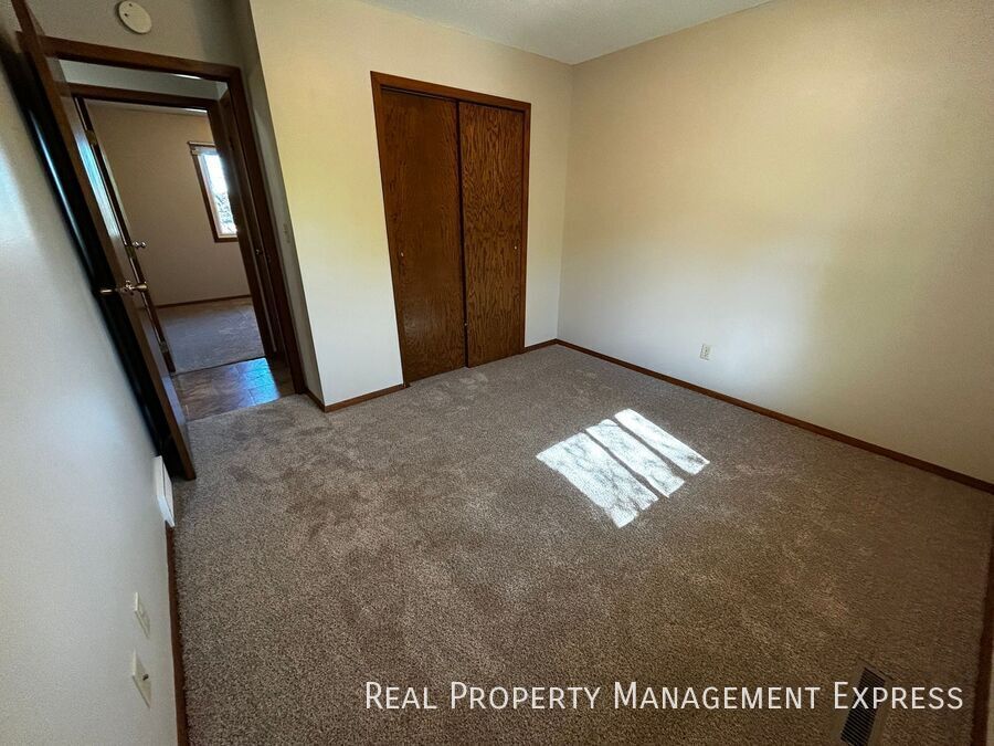 Building Photo - 3 Bedroom 2 Bathroom Home with a Fireplace...