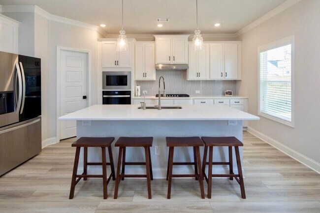 Building Photo - ONE MONTH FREE ON A 14 MONTH LEASE SPECIAL!! TOUR TODAY!