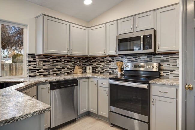 Building Photo - Furnished 3-Bedroom Home with Fenced Yard - Pet Friendly