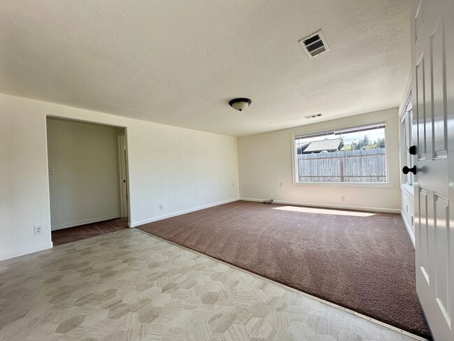 Building Photo - Fresh & Spacious 4 Bed / 2 Bath Home on Oversized Lot – McKinleyville - $2650