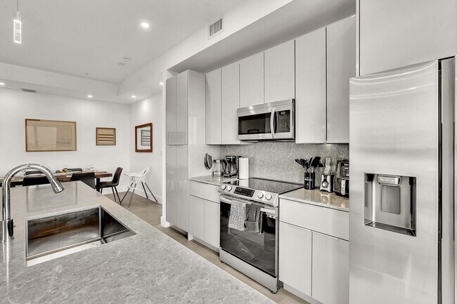 Building Photo - 2100 Miami Rd