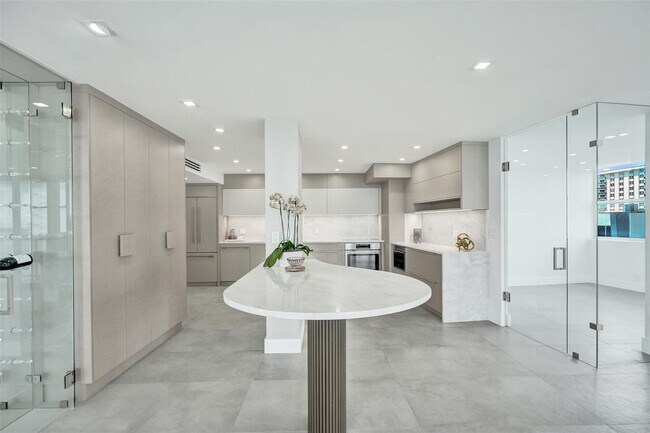 Building Photo - 209 N Fort Lauderdale Beach Blvd