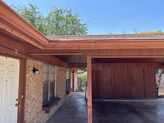 Building Photo - 2202 Wheeler Ave