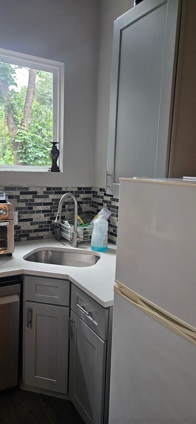 Building Photo - 3014 E 16th St