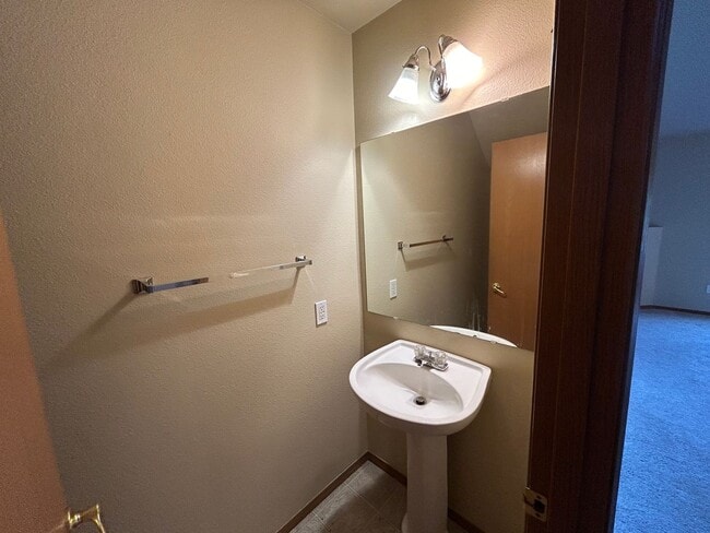 Building Photo - Beautiful 4 bd 2.5 bath w/ 2-car Garage Ho...