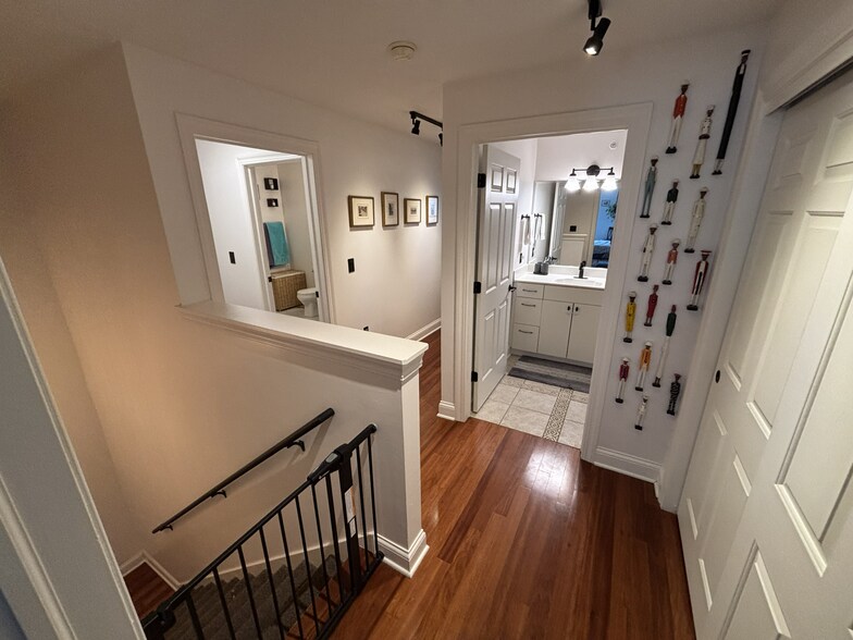 Building Photo - 1550 N Warren Ave