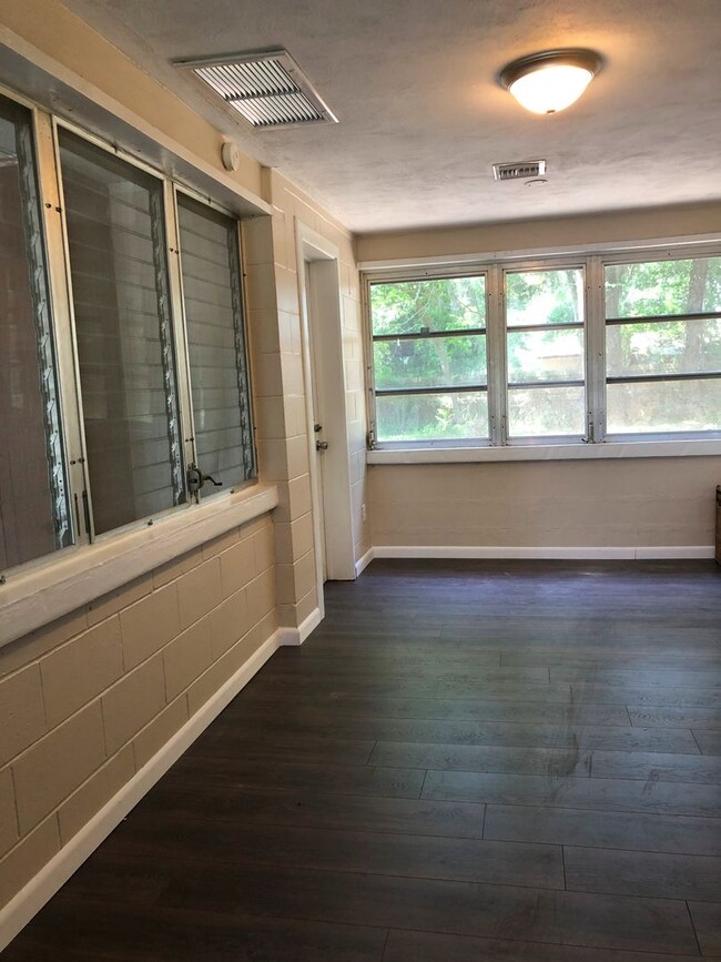 Building Photo - FREE 1ST MONTH RENT 2 Bed 1 Bath Home Pet ...