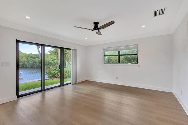 Building Photo - 400 Venice Dr