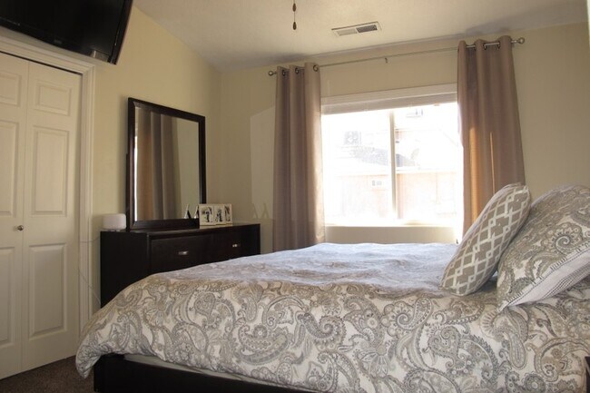 Building Photo - 444 Sunland Dr