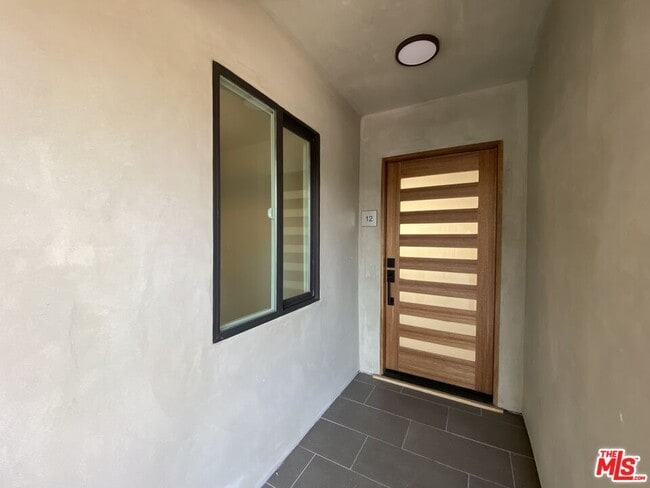 Building Photo - 3207 W 3rd St