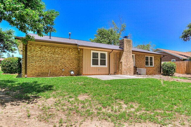 Building Photo - 4532 Hillside Dr