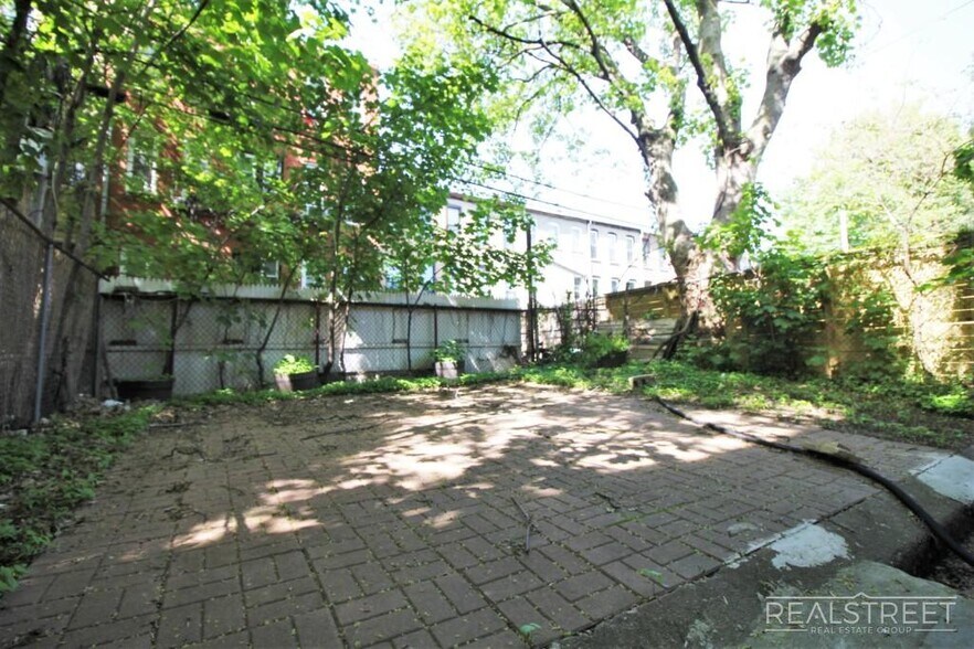 Building Photo - 4 Bed 2 Bath Duplex in BedStuy!