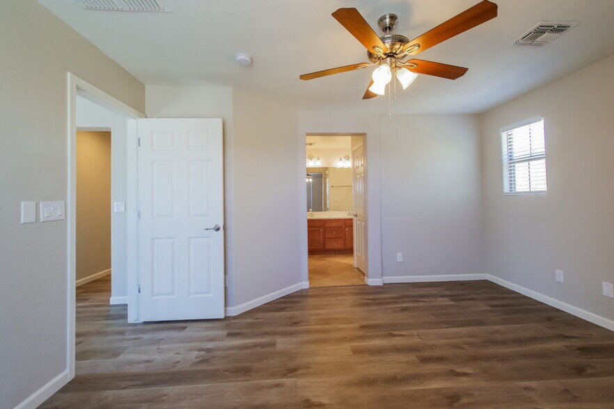 Building Photo - 2141 W Barwick Dr