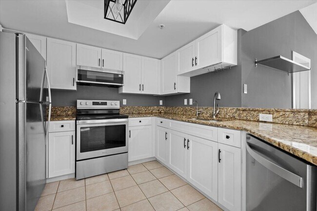 Building Photo - 800 Crestwood Ct S