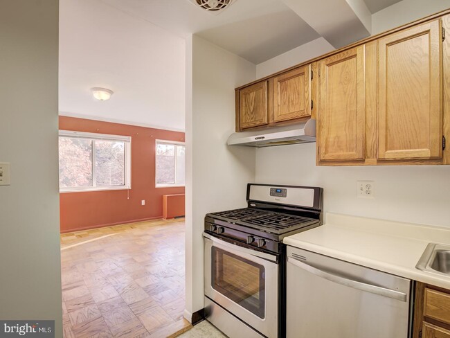 Building Photo - 200 N Maple Ave