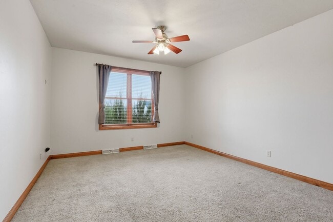 Building Photo - Stunning Appleton Home