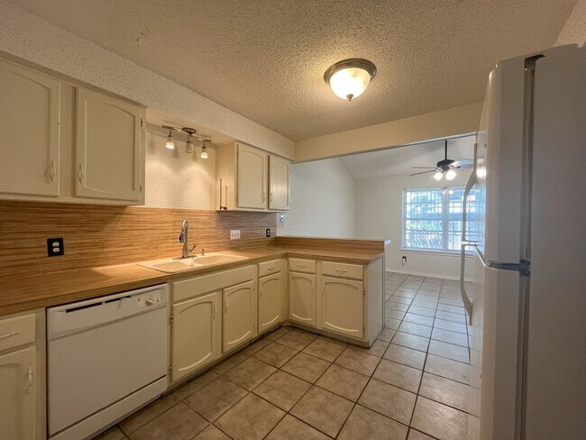 Building Photo - Big 3/2 Townhome Close to Downtown