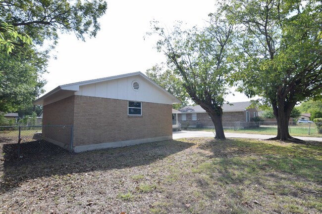 Building Photo - 2504 Paula Rd