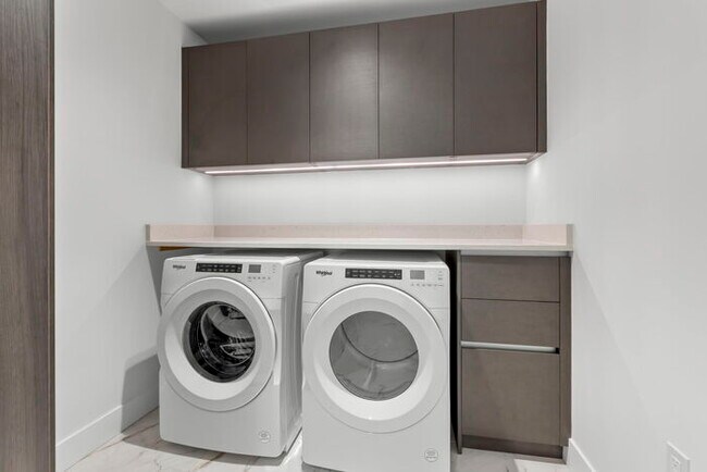 Building Photo - BEAUTIFUL Luxury Condo in Downtown St Pete...