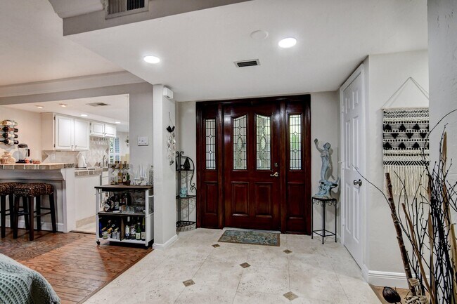 Building Photo - 20 Via Lago