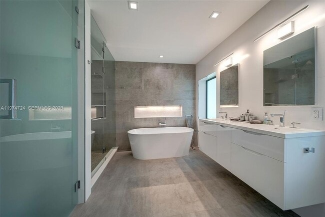 Building Photo - 1117 Alfonso Ave