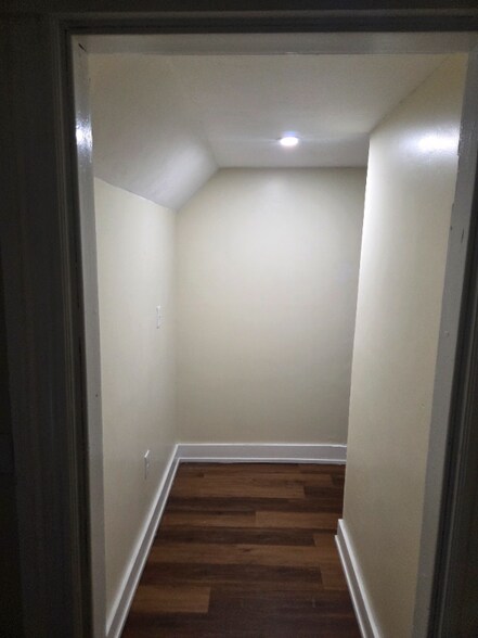 Building Photo - 82 Brent St