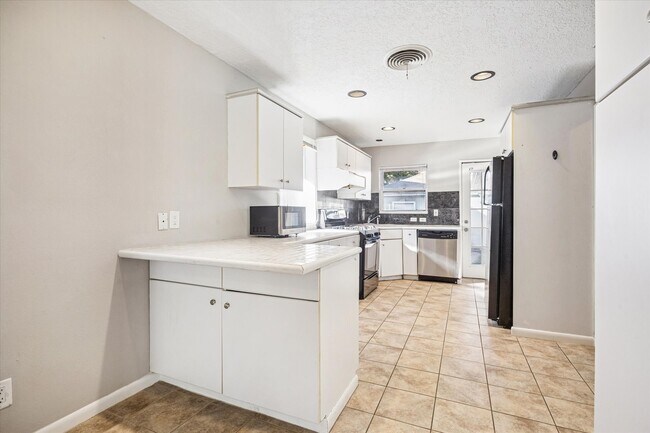 Building Photo - 2712 W Holcombe Blvd